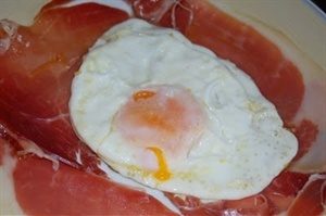 Huevos con jamón