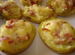 Patatas rellenas con jamón y beicon